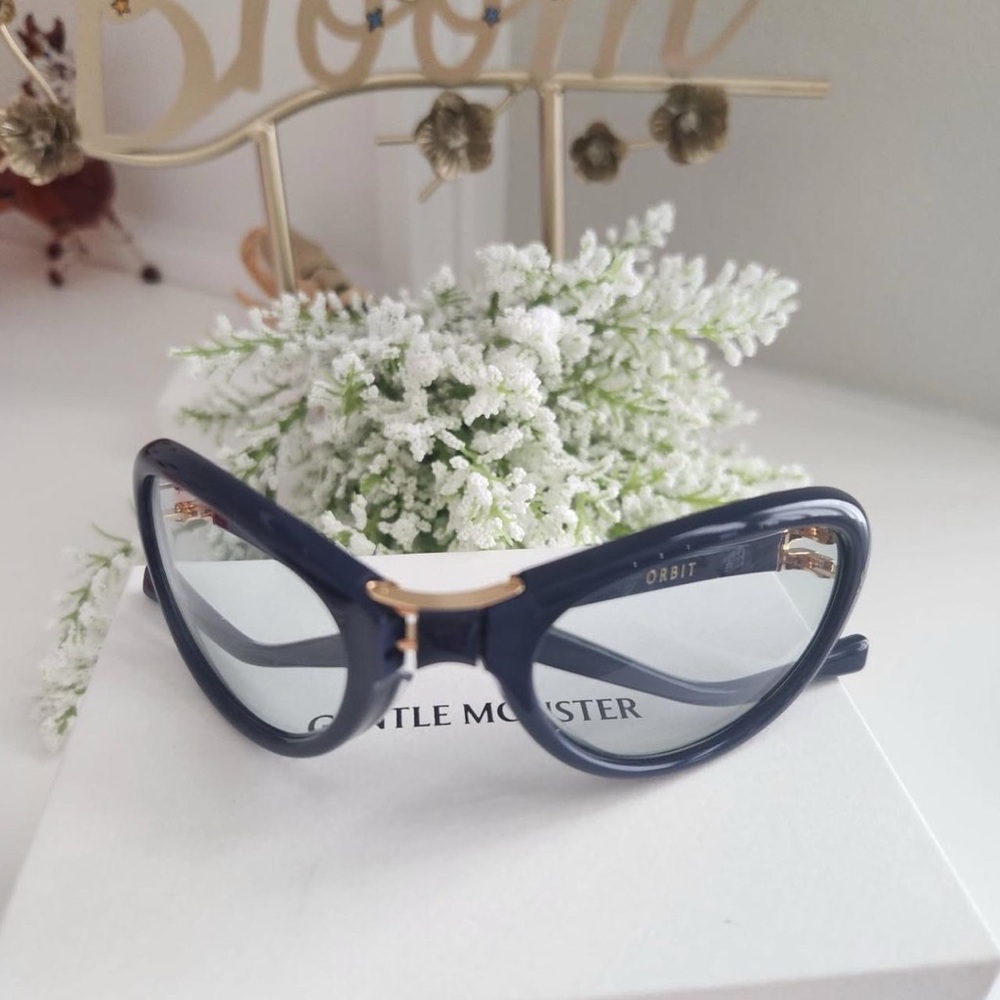Gentle Monster Black Cat-Eye Glasses